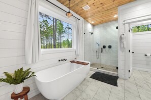 Badewanne, Haartrockner, Handtücher