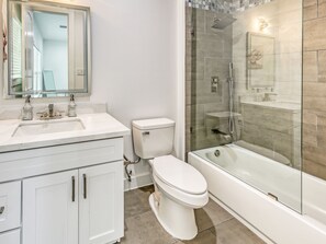 Ensemble douche/baignoire, sèche-cheveux, bidet, serviettes fournies
