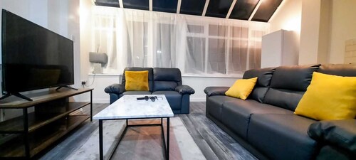 Captivating 6-Bed House in Manchester