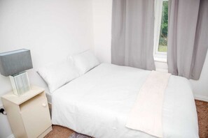 6 عدّة غرف نوم ومكواة/لوح كي وواي فاي وملاءات أسرّة