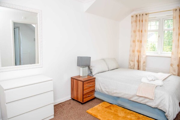 6 عدّة غرف نوم ومكواة/لوح كي وواي فاي وملاءات أسرّة