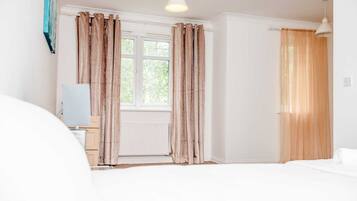 6 bedrooms, iron/ironing board, WiFi, bed sheets