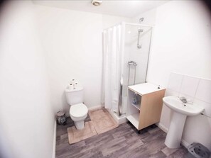 وحدات دش مع أحواض استحمام، مجففات شعر، مناشف