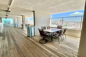 Condo, 2 chambres | Restauration en plein air