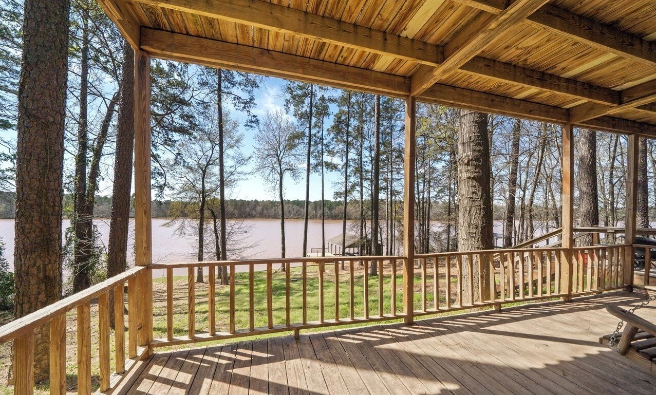 Serene Lakefront Getaway on Lake Sinclair