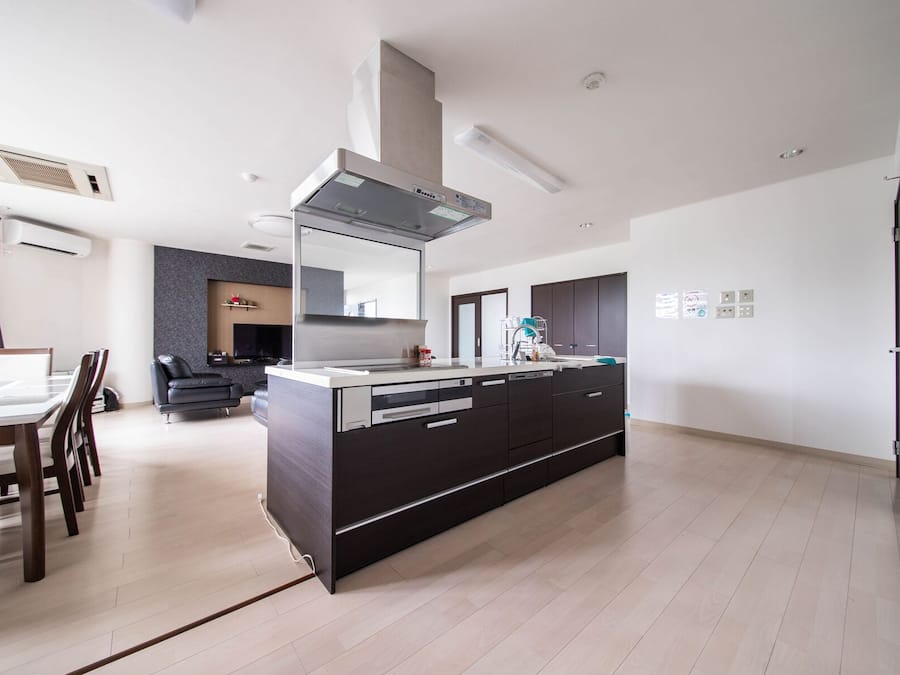 Full-size fridge, microwave, stovetop, cookware/dishes/utensils