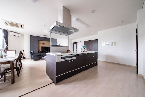 Full-size fridge, microwave, stovetop, cookware/dishes/utensils - ROADSIDE HOUSE (Sapporo)