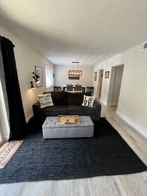 Living area - Complete remodel! Upscale Condo! walking distance to UGA (Athens)