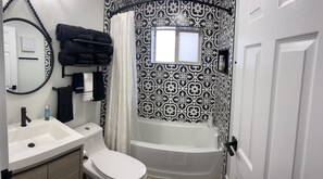 Combined shower/tub - Complete remodel! Upscale Condo! walking distance to UGA (Athens)