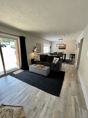 Living area - Complete remodel! Upscale Condo! walking distance to UGA (Athens)