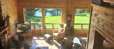 Una Smart TV, una chimenea