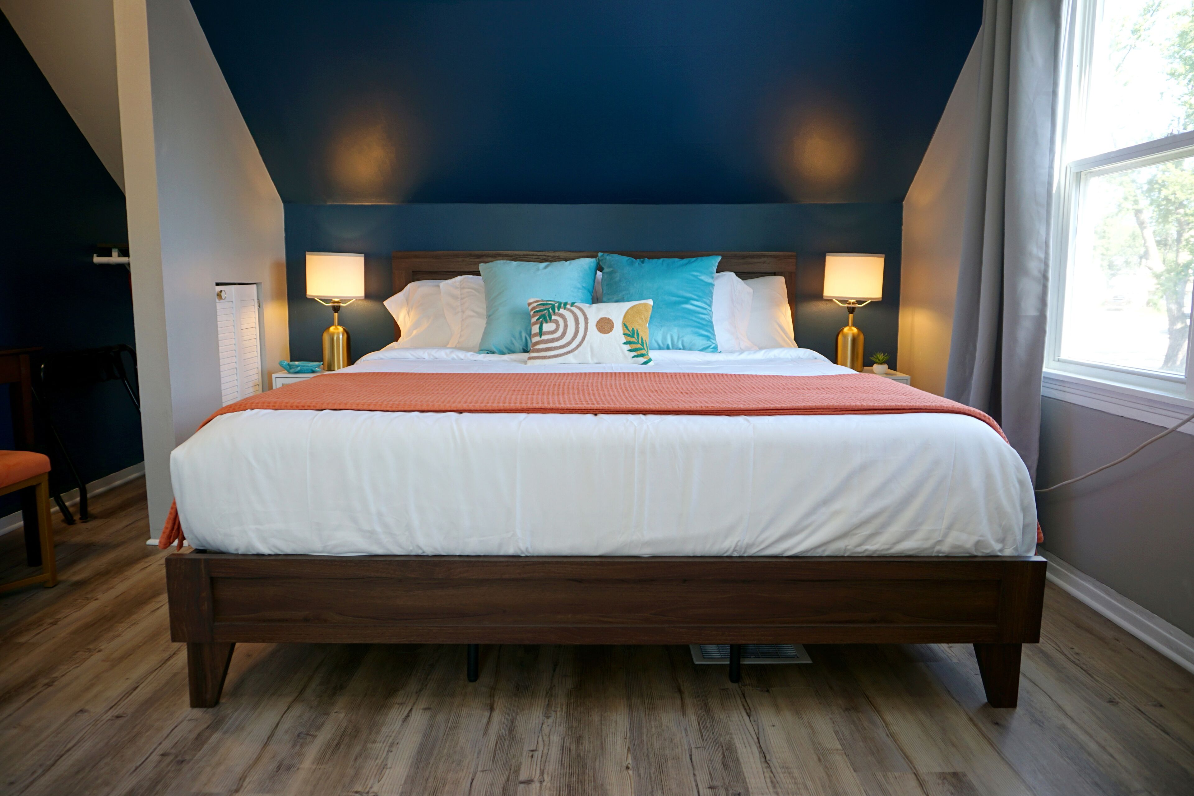 Vibrant Getaway! Family/Groups  2 Baths + Walk in Shower & 7 beds!