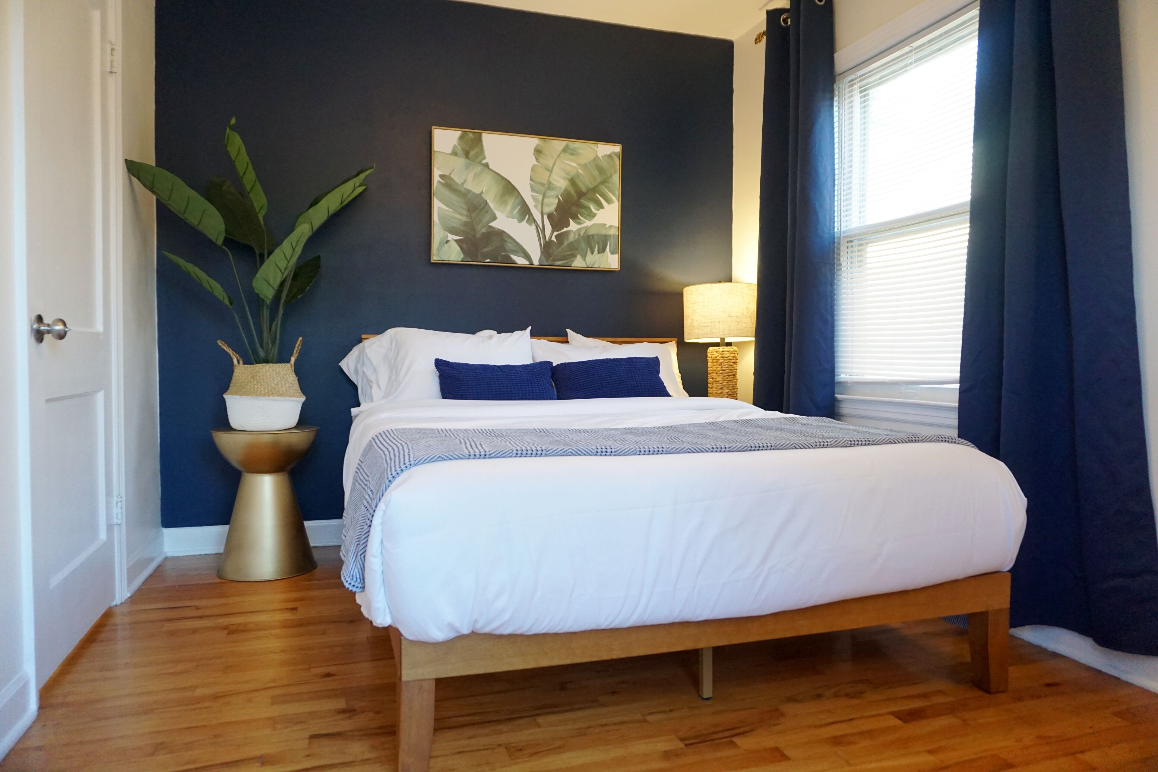 Vibrant Getaway! Family/Groups  2 Baths + Walk in Shower & 7 beds!