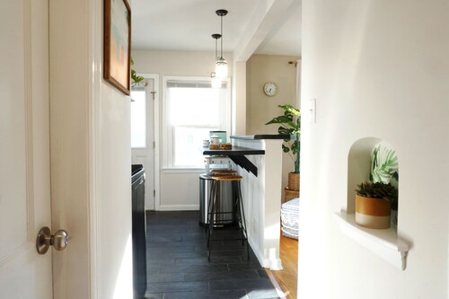 Vibrant Getaway! 2 Baths + Walk in Shower, Great Amenities & Value