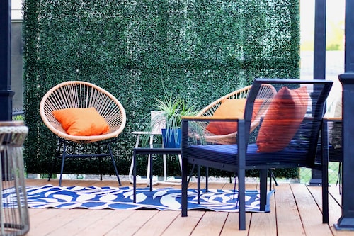 Vibrant Getaway! 2 Baths + Walk in Shower, Great Amenities & Value