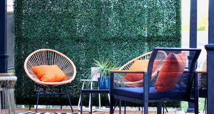 Vibrant Getaway! 2 Baths + Walk in Shower, Great Amenities & Value