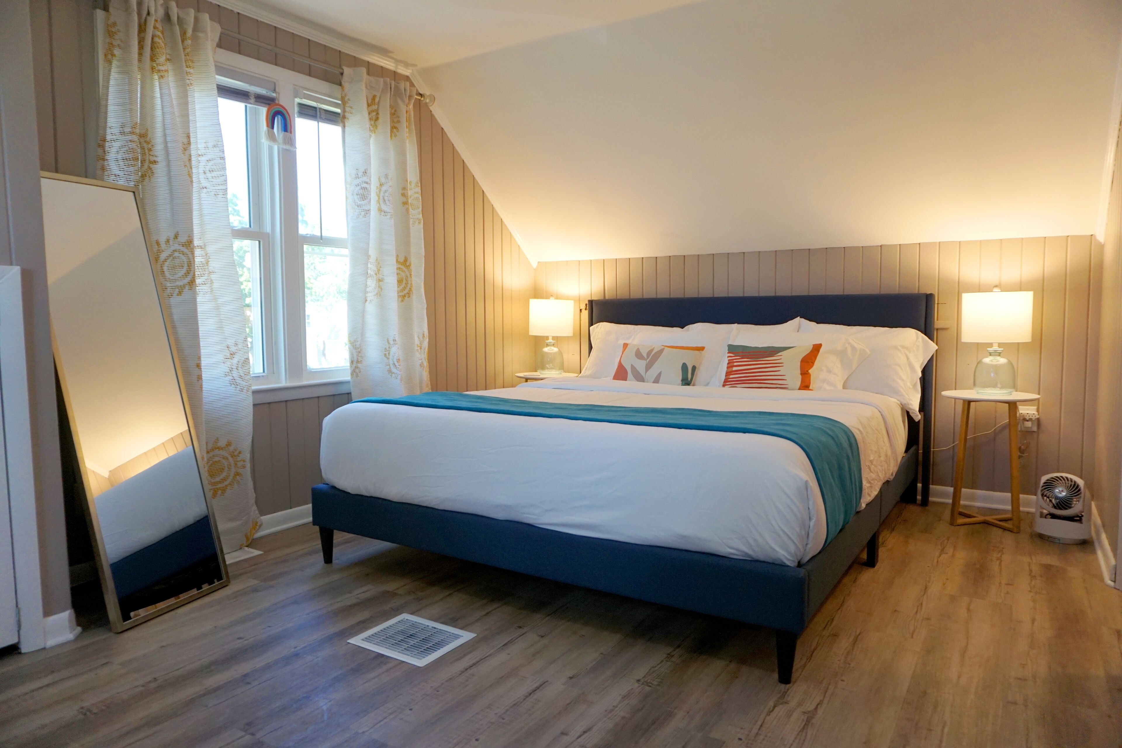 Vibrant Getaway! Family/Groups  2 Baths + Walk in Shower & 7 beds!