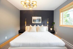 8 bedrooms, iron/ironing board, WiFi, bed sheets