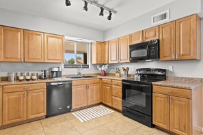 Frigorifero, microonde, forno, piano cottura