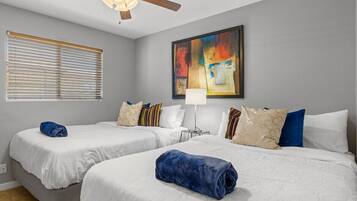 4 phòng ngủ, bàn ủi/dụng cụ ủi quần áo, truy cập Internet không dây