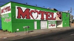 A green building with a large sign reading "Motel Hotel Ape". - hotel e motel ape goiania anel viario (Goiânia)
