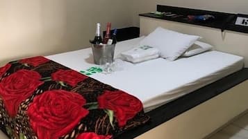 Espacio para trabajar con laptop, wifi gratis y ropa de cama