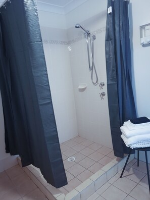 Doccia, asciugacapelli, asciugamani, sapone