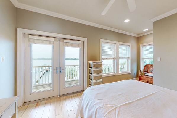 4 bedrooms, iron/ironing board, internet, bed sheets