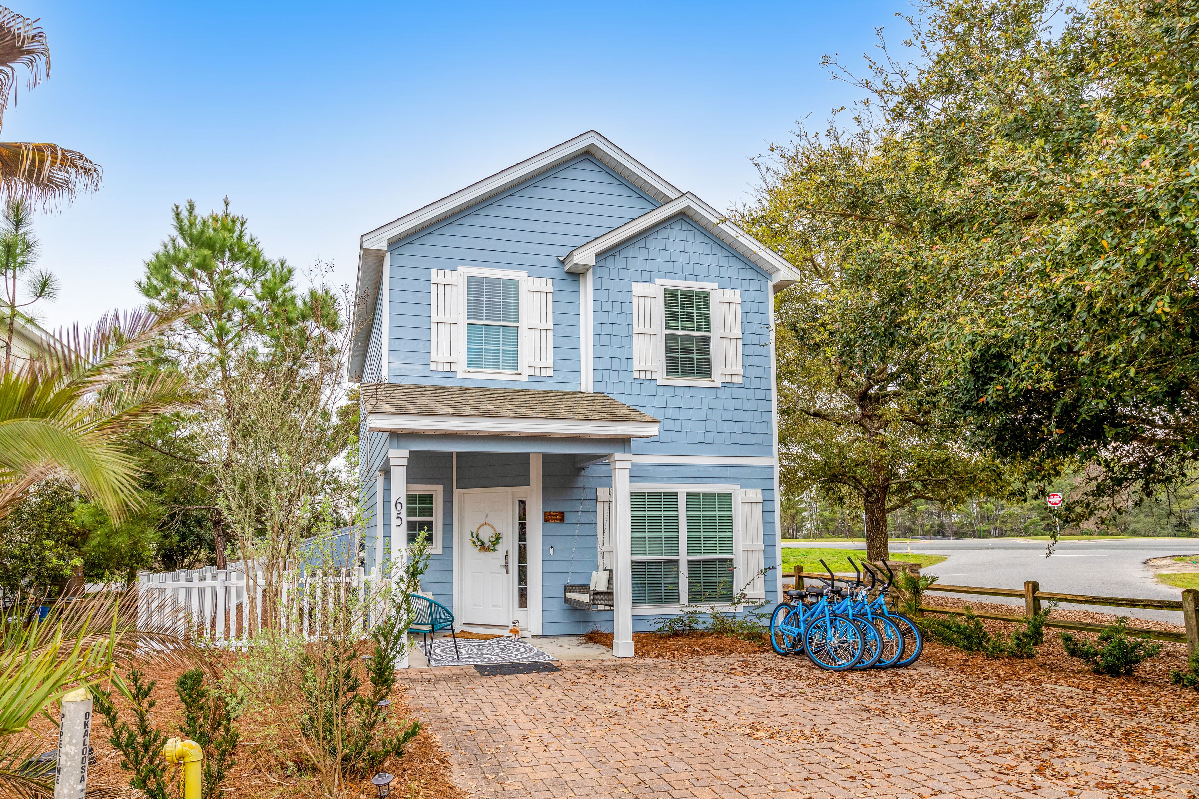 Spacious home close to the beach with shopping, a community pool & dog friendly