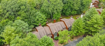 Forested hideaway with alfresco deck -walk to lake, dining & shops