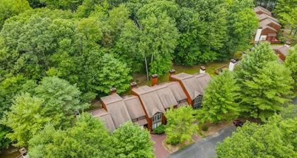 Forested hideaway with alfresco deck -walk to lake, dining & shops