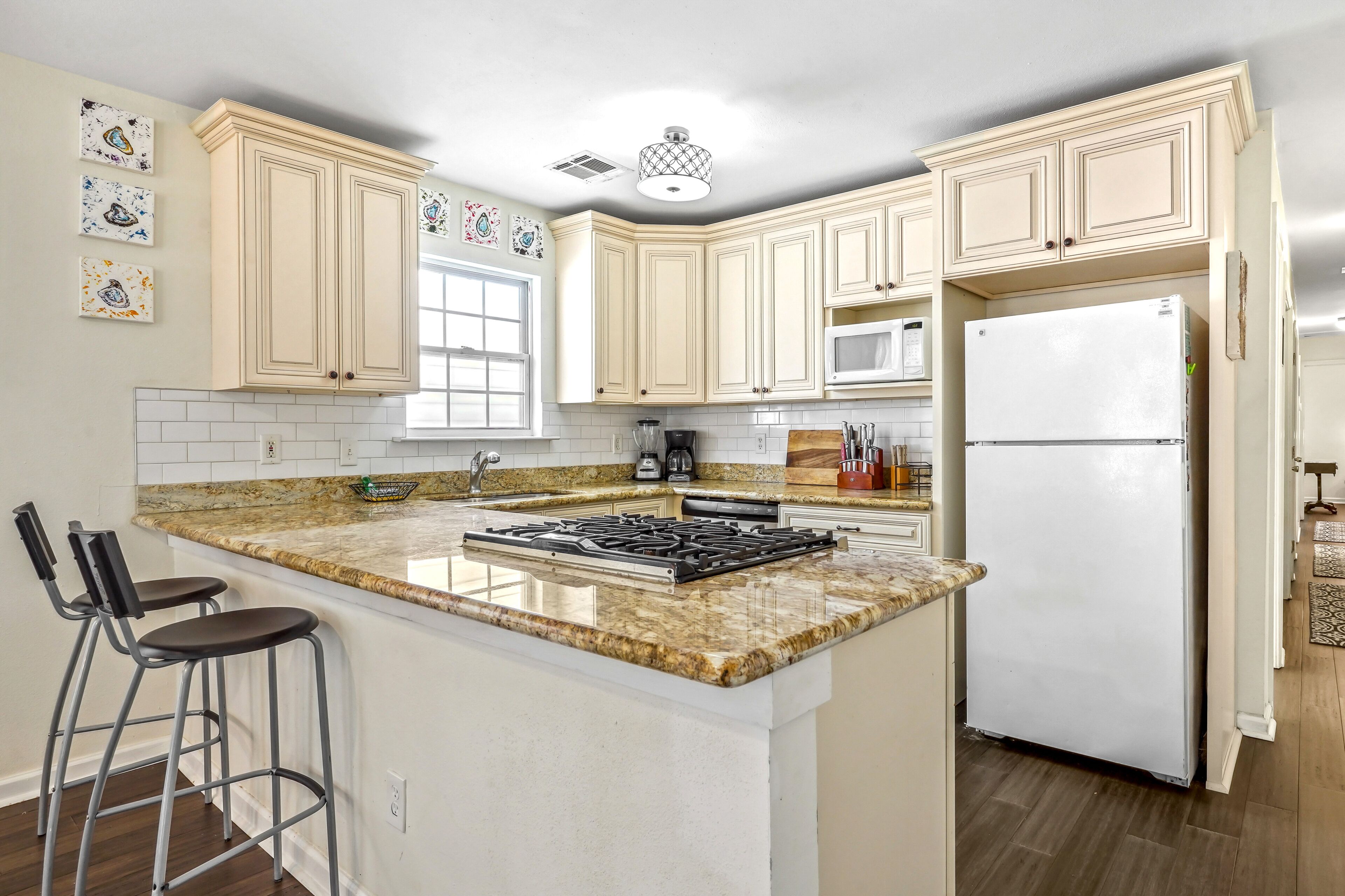 Snowbird-friendly home with central AC & washer/dryer - dogs welcome