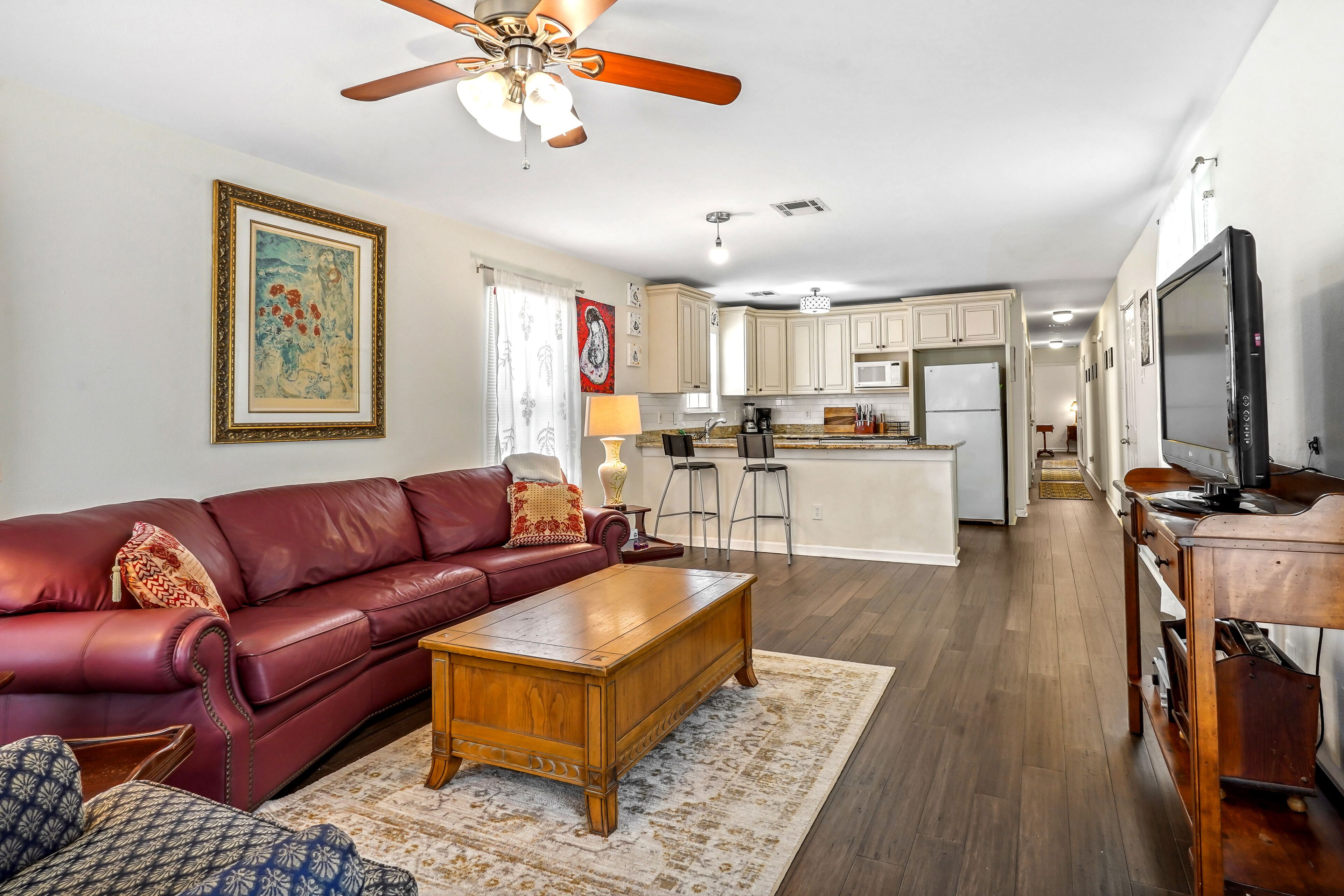 Snowbird-friendly home with central AC & washer/dryer - dogs welcome