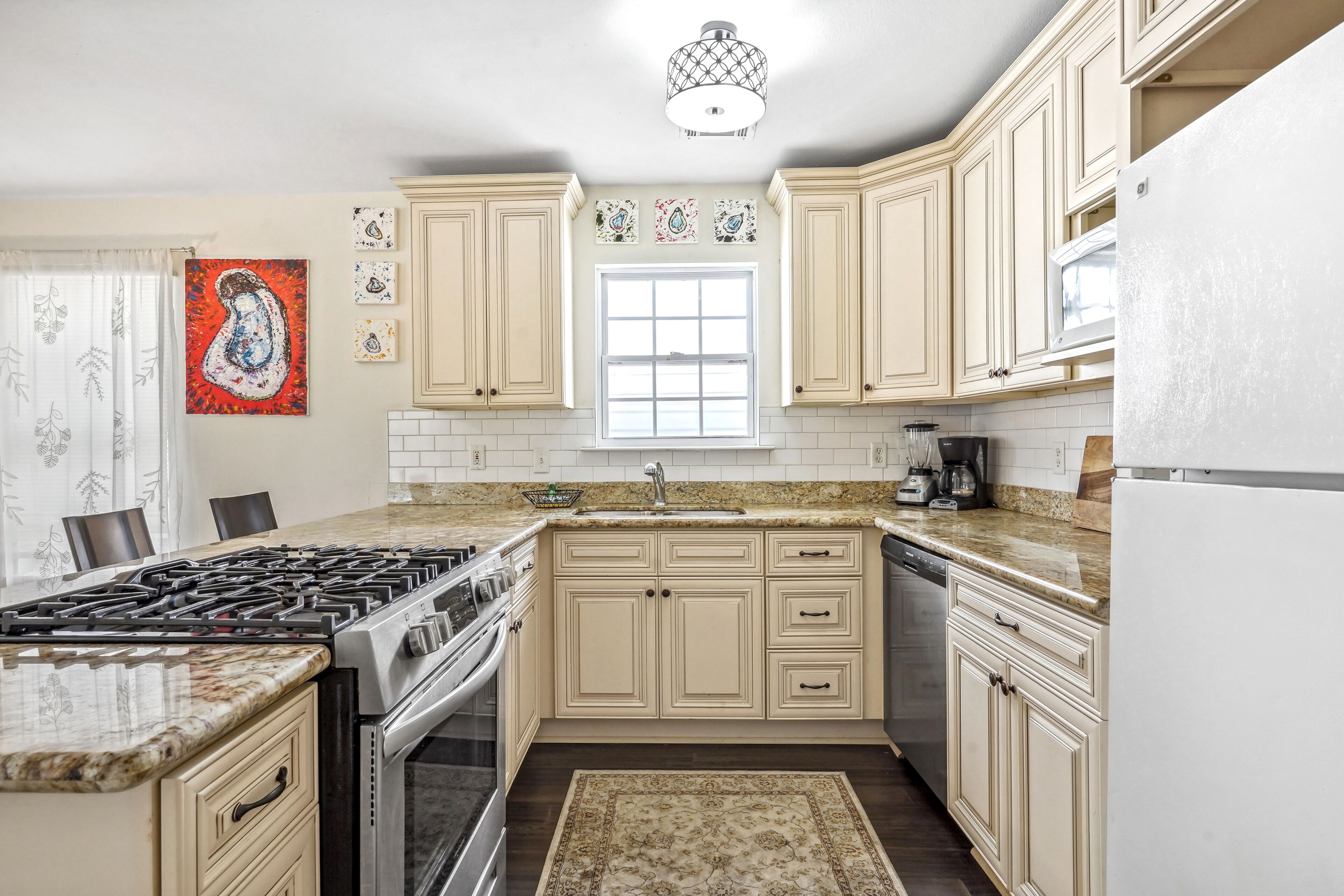 Snowbird-friendly home with central AC & washer/dryer - dogs welcome