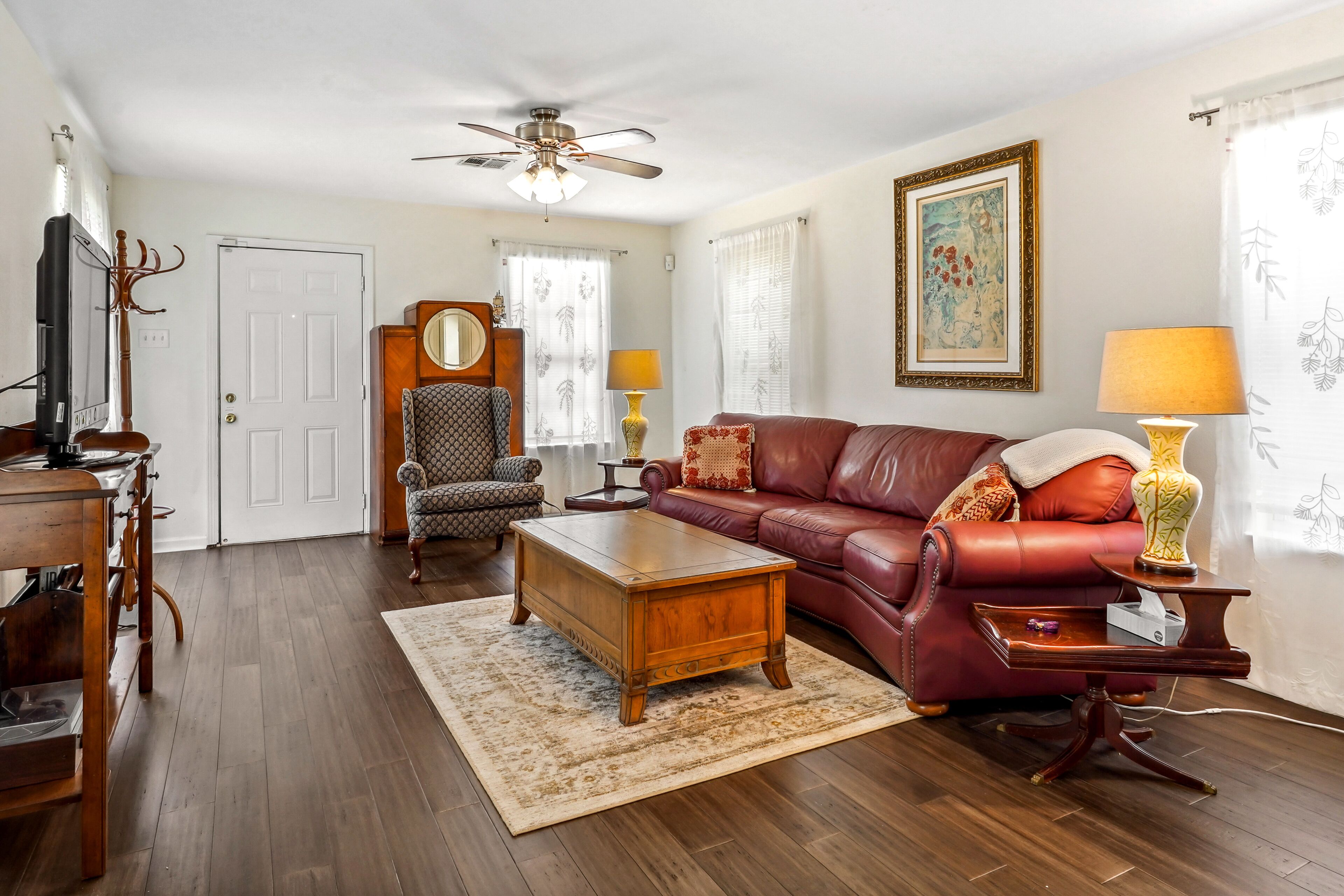 Snowbird-friendly home with central AC & washer/dryer - dogs welcome