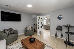 Televisor intel·ligent i llibres 