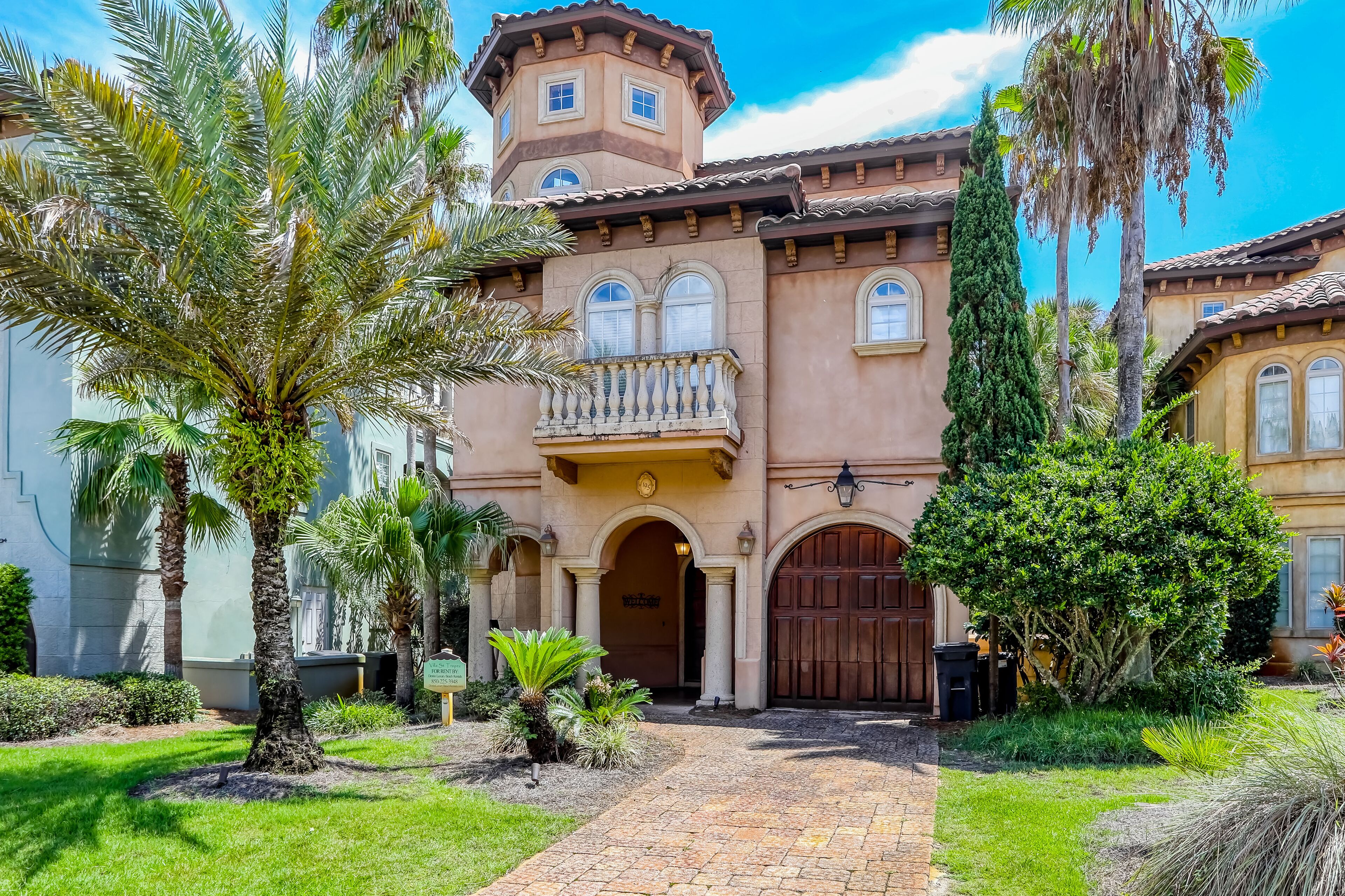 Elegant coastal villa with spacious patio, pool, hot tub, free WiFi & central AC