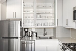 Kühlschrank, Mikrowelle, Ofen, Herdplatte