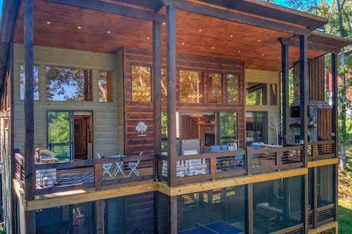 Dog Friendly Lodge near town with screened deck, hot tub, game room & WiFi