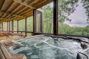 Bañera de hidromasaje cubierta