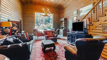 Een televisie, een open haard, videogames en een kantoor