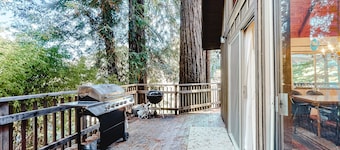 Waterfront home by golf course with W/D & full kitchen - dog-friendly