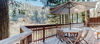 Waterfront home by golf course with W/D & full kitchen - dog-friendly