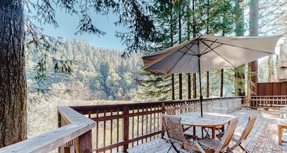 Waterfront home by golf course with W/D & full kitchen - dog-friendly