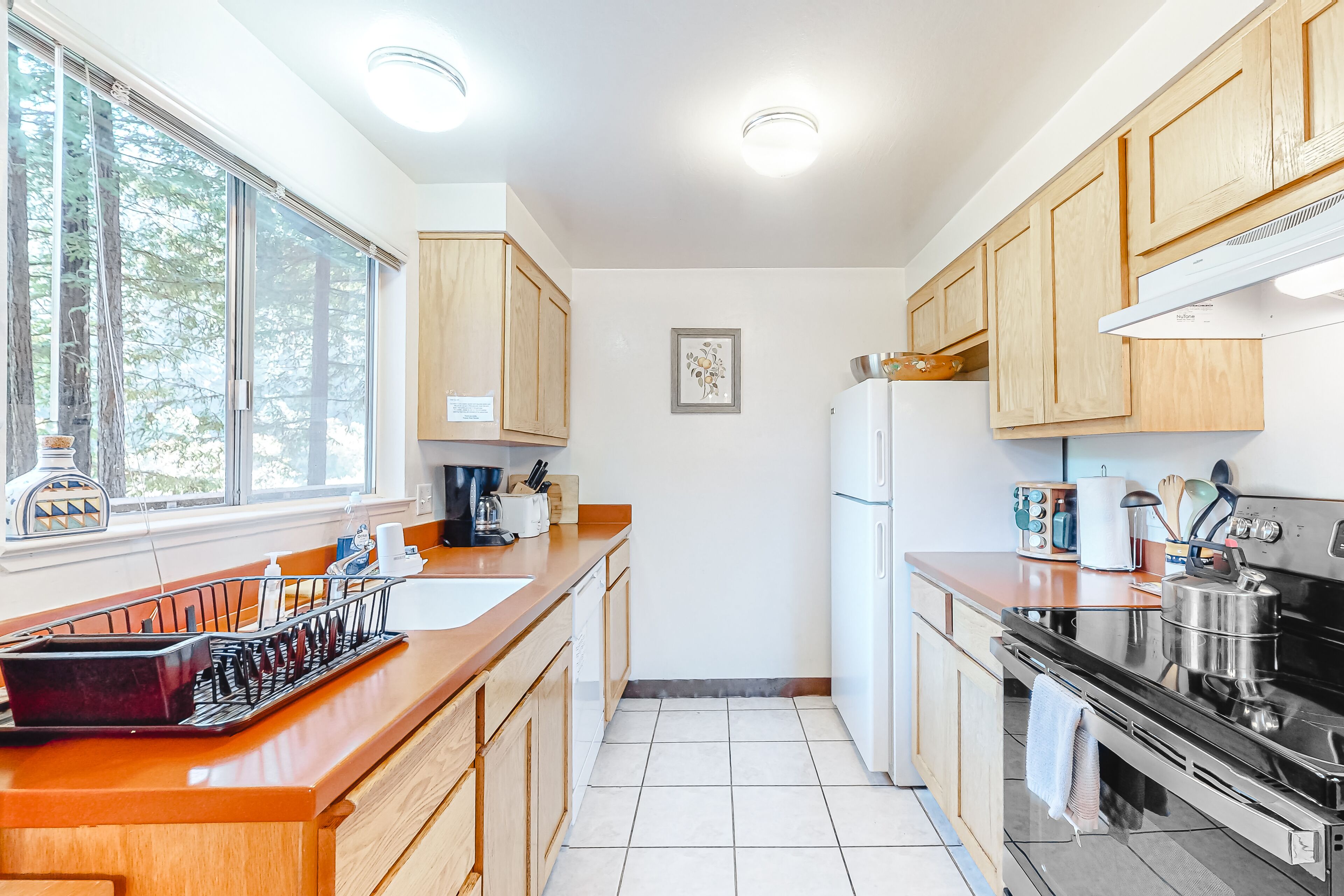 Waterfront home by golf course with W/D & full kitchen - dog-friendly