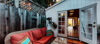 Vineyard cottage with a hot tub, fireplace, washer/dryer & vineyard views