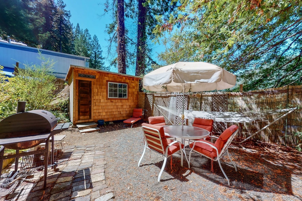 Vineyard cottage with a hot tub, fireplace, washer/dryer & vineyard views