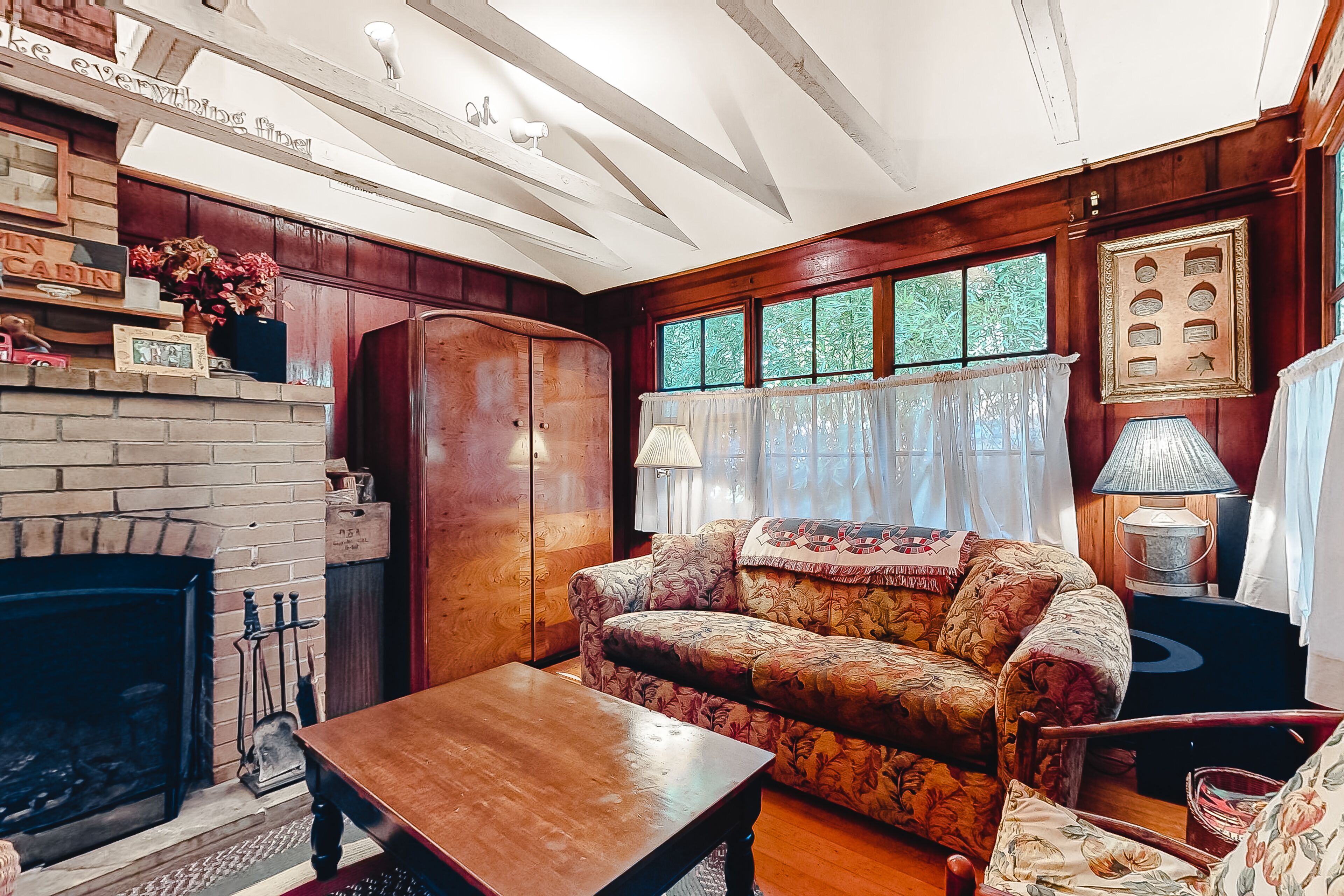 Classic cabin steps to river, beach - private hot tub & fireplace - dog-friendly