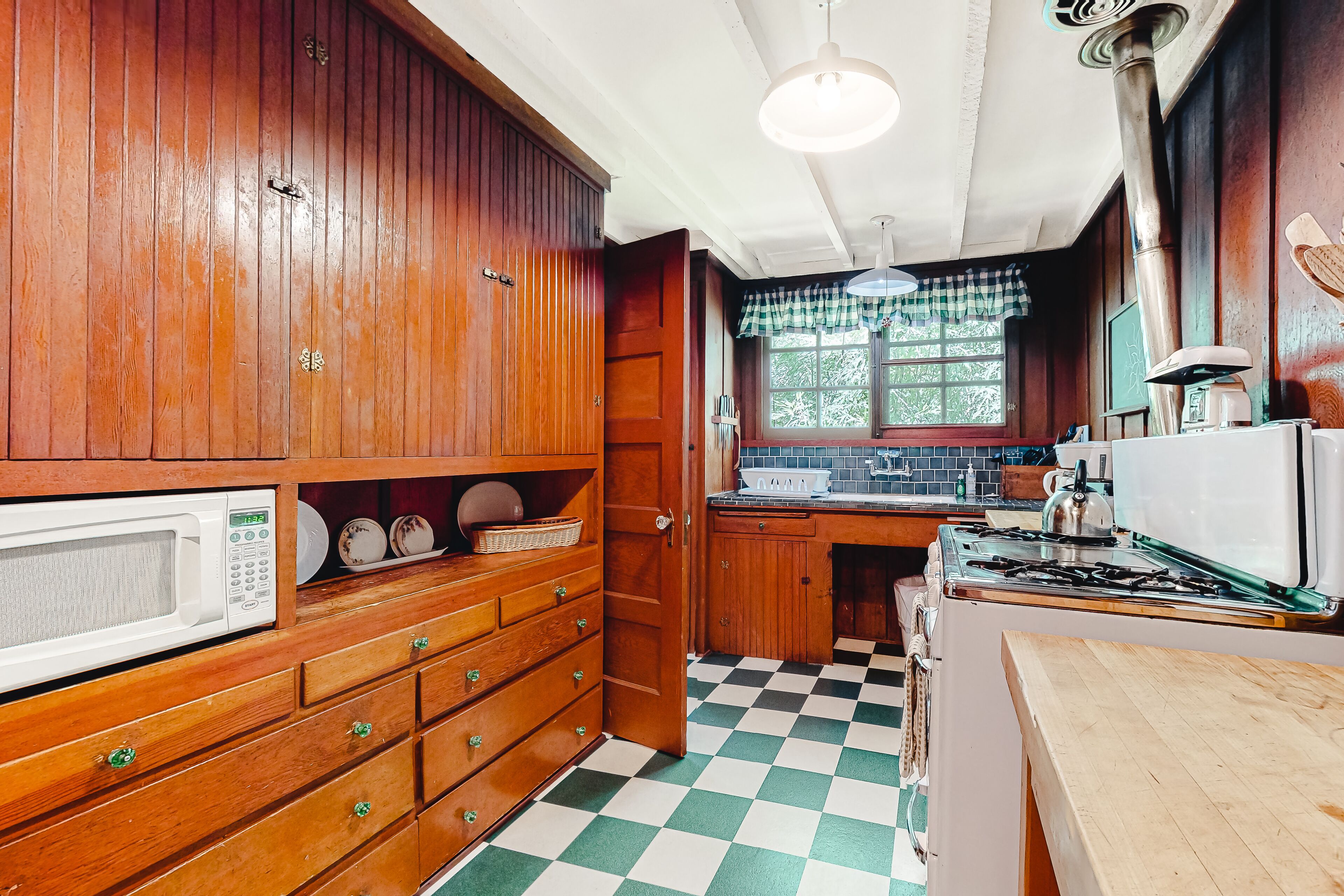 Classic cabin steps to river, beach - private hot tub & fireplace - dog-friendly