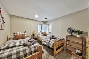 3 bedrooms, desk, iron/ironing board, free WiFi